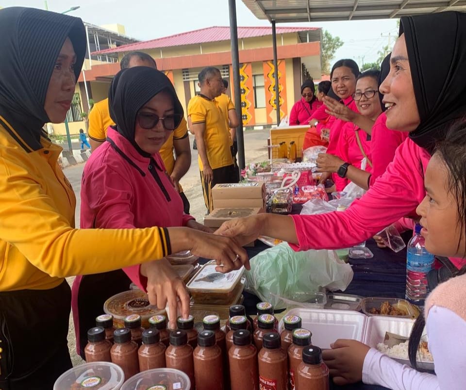 Produk UMKM Bhayangkari KLU Hiasi Olah Raga Bersama Di Polres