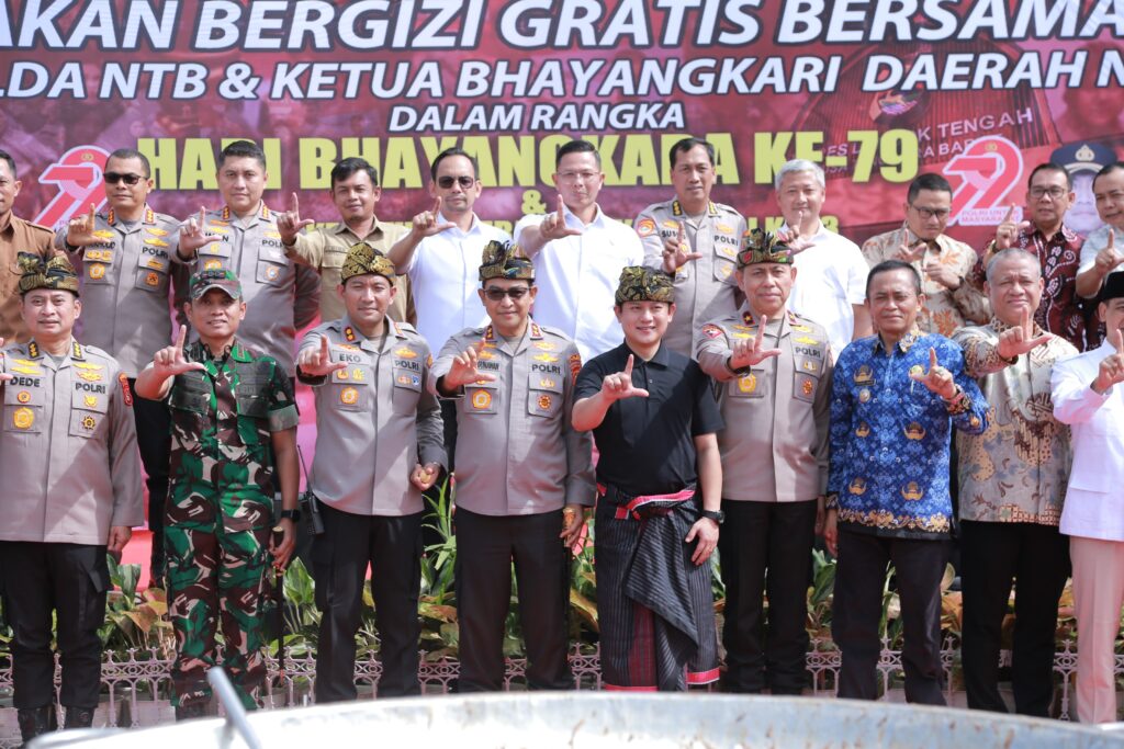 Semangat Hari Bhayangkara Ke-79, Kapolda NTB Hadiri MBG Polres Loteng