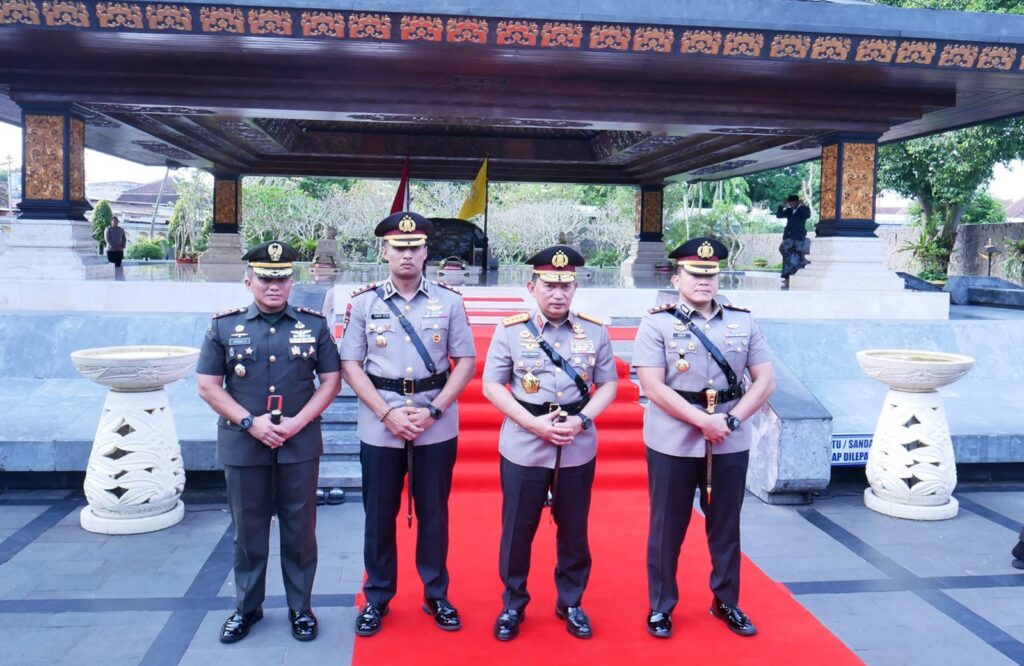 Kapolri Jenderal Polisi Listyo Sigit Prabowo Ziarah Ke Makam Bung Karno Di Blitar Jelang Hari Bhayangkara Ke-79