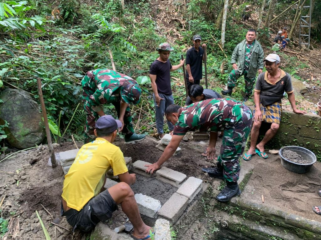 Gotong Royong Warga dan TNI Wujudkan Akses Air Bersih di Dusun Muhajirin