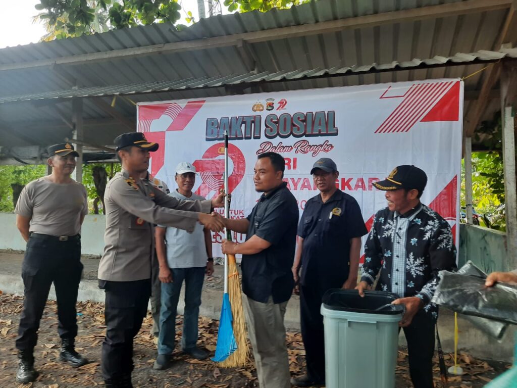 Sambut Hari Bhayangkara ke-79, Polres Lombok Utara Gelar Aksi Bersih Pantai di Dusun Kerakas
