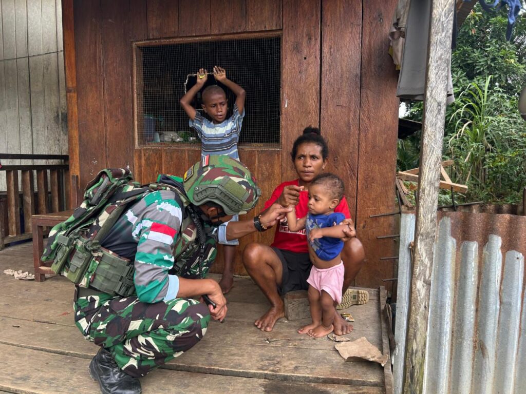Cegah Malaria dan DBD, Satgas Yonif 751/VJS Gelar Fogging Bersama di Distrik Iwur