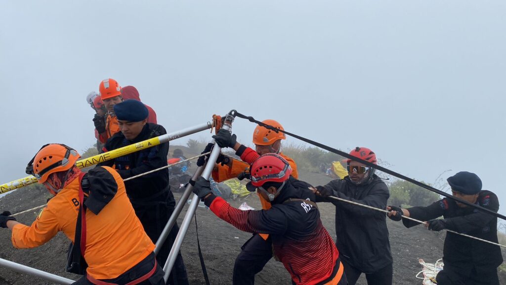 Rinjani dan Rasa Kemanusiaan, Kisah di Balik Evakuasi Pendaki Asal Brazil yang Menyentuh Hati
