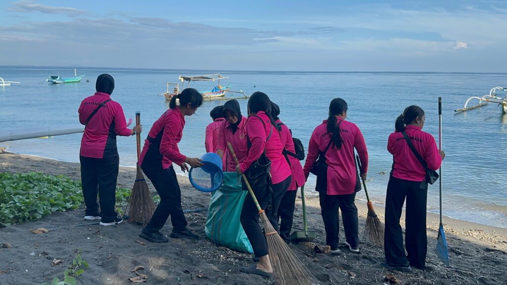 Polres Lombok Utara, Bhayangkari Gelar Aksi Bersih Pantai di Kerakas, Soroti Krisis Sampah Plastik Demi Masa Depan Laut yang Berkelanjutan