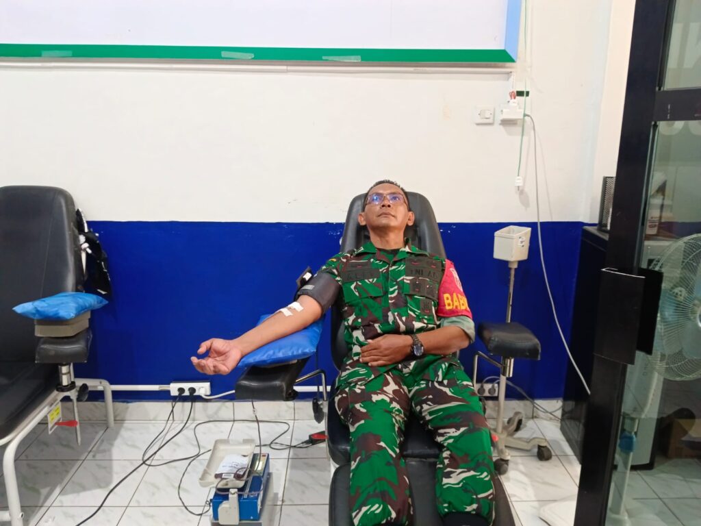 Aksi Kemanusiaan Babinsa Sertu Alfiannor: Donor Darah Bantu Warga Mandingin yang Membutuhkan