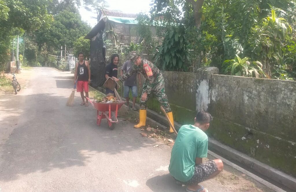 Babinsa Duren Bersama Warga Gelar Kerja Bakti, Wujudkan Lingkungan Bersih Dan Ciptakan Kerukunan Antar Warga