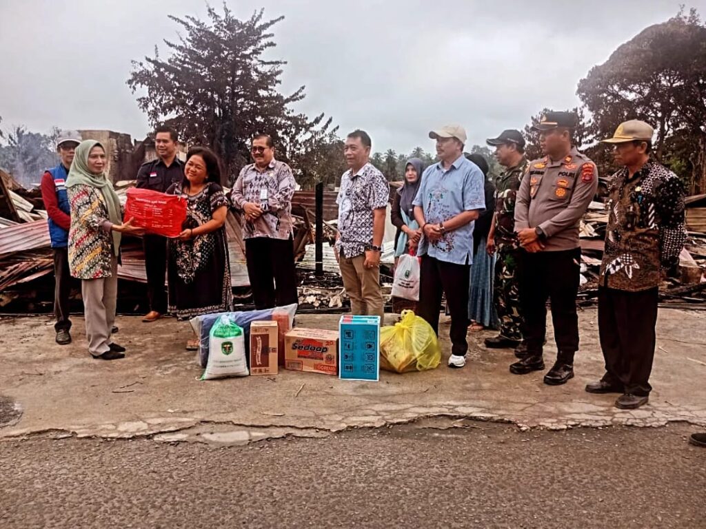 Danramil 04/Long Iram Dampingi Wakil Bupati Kutai Barat Tinjau Lokasi Kebakaran Pasar Long Iram