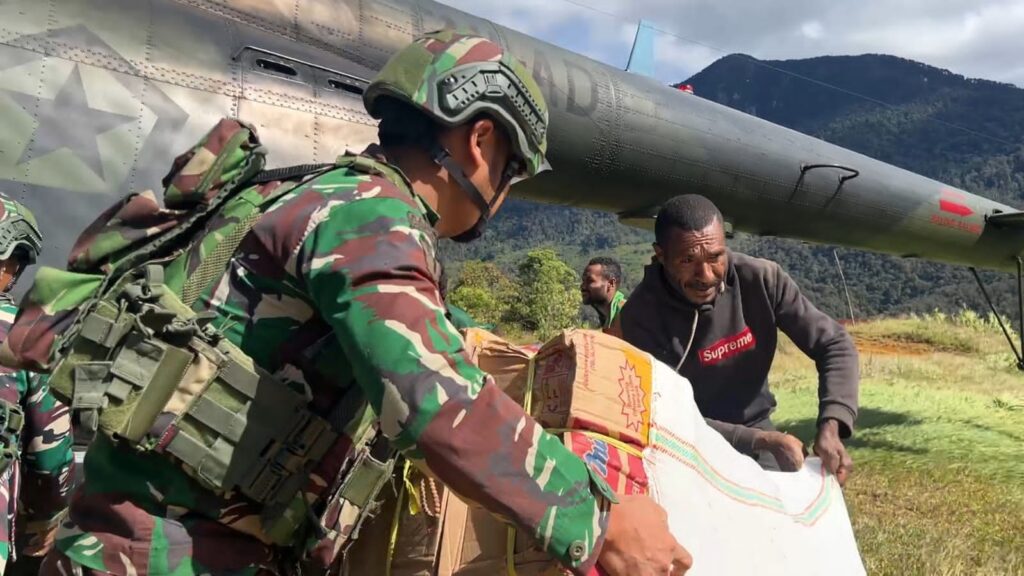 TNI Hadir Bantu Atasi Kesulitan Masyarakat Distrik Oksop