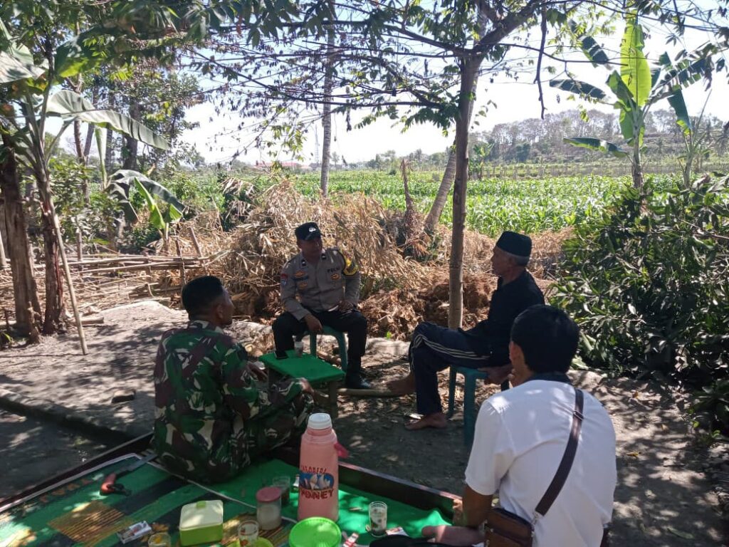 Babinsa Sikur Barat Ajak Warga Kompak Dukung Program Pembangunan Desa