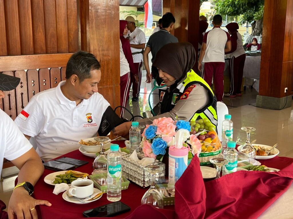 Sambut Hari Bhayangkara ke 79 Bid Dokkes Polda NTB Laksanakan Keslap pada Giat Olahraga Bersama TNI-Polri dan Kejaksaan