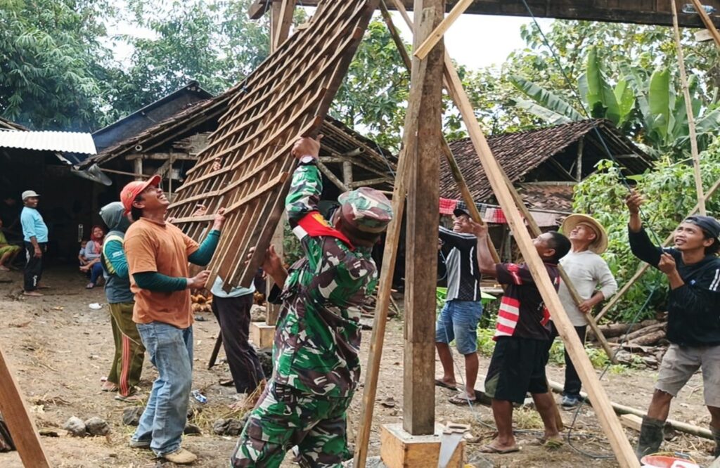 Babinsa Dan Warga Margomulyo Gotong Royong Pindahkan Rumah Ibu Sumini