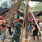Babinsa Dan Warga Margomulyo Gotong Royong Pindahkan Rumah Ibu Sumini