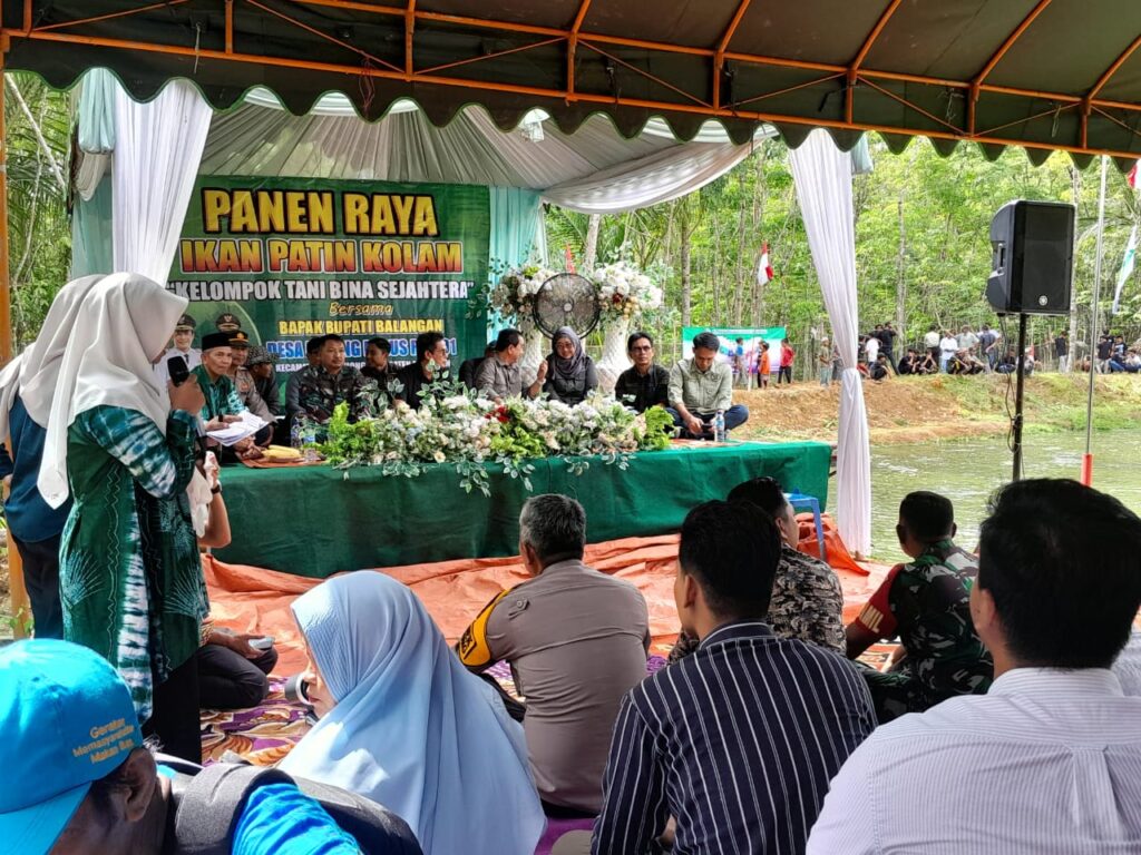 TNI AD DUKUNG PANEN RAYA IKAN PATIN DI DESA MATANG LURUS, WUJUD NYATA KEMANUNGGALAN DENGAN RAKYAT