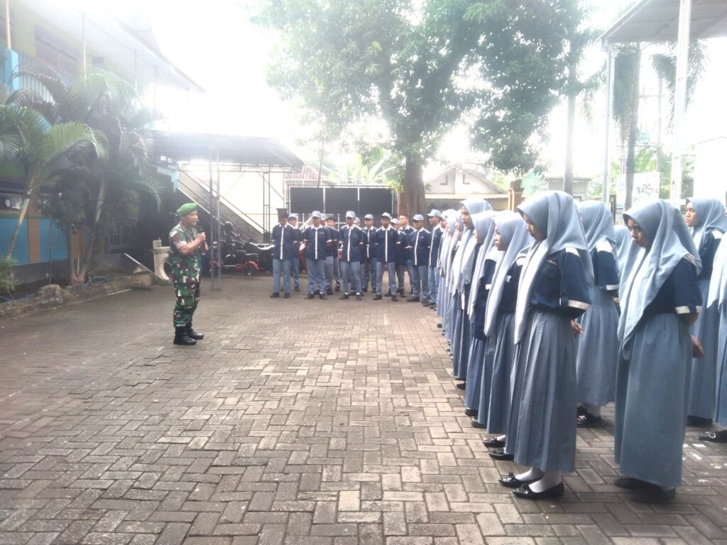 Danramil Gempol Berikan Pembekalan Wawasan Kebangsaan dan Kedisiplinan Kepada Siswa SMK Miftahul Huda
