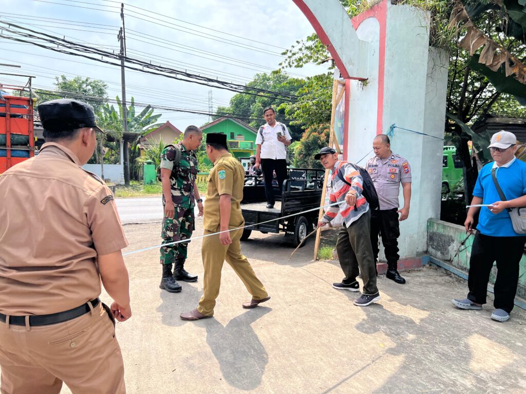 Dorong Transparansi dan Pembangunan Desa, Babinsa Bajangan Hadiri Monitoring dan Evaluasi