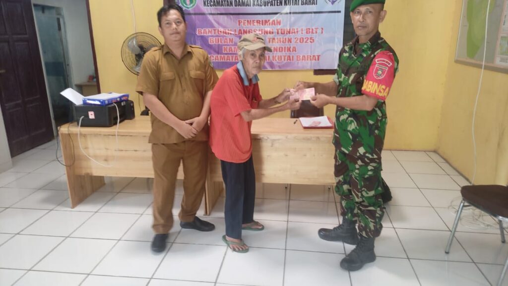 Babinsa Koramil 06/Damai Dampingi Pembagian BLT-DD di Kampung Mendika