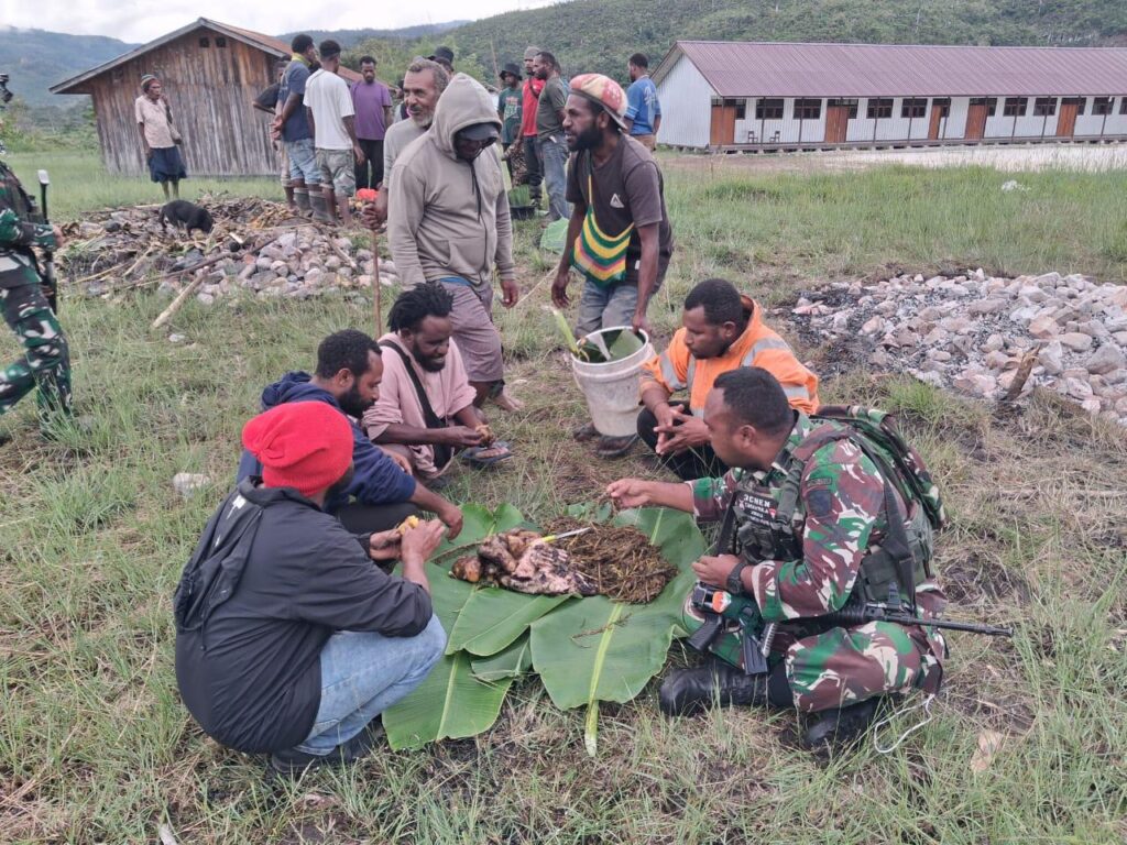 TNI Kawal Kegiatan Pembagian Dana Kampung oleh Bupati Pegunungan Bintang di Distrik Serambakon