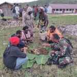 TNI Kawal Kegiatan Pembagian Dana Kampung oleh Bupati Pegunungan Bintang di Distrik Serambakon