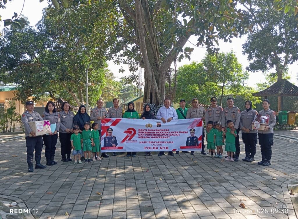 Bakti Bhayangkara, Dittahti Polda NTB Salurkan Bantuan Sosial dan Gelar Aksi Bersih