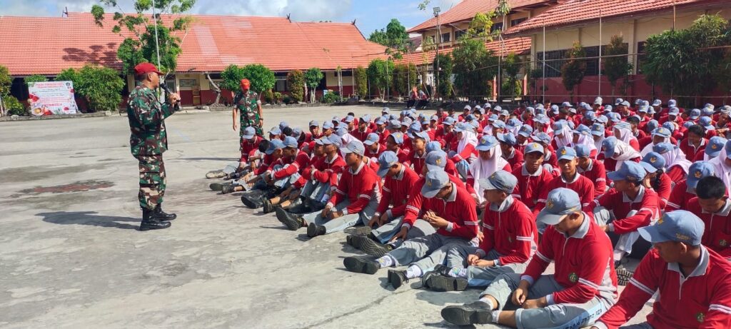 Membentuk Karakter Siswa SMK N 2 Sampit ,Babinsa Koramil 1015-04/Baamang Berikan Wasbang dan Pelatihan PBB
