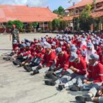 Membentuk Karakter Siswa SMK N 2 Sampit ,Babinsa Koramil 1015-04/Baamang Berikan Wasbang dan Pelatihan PBB