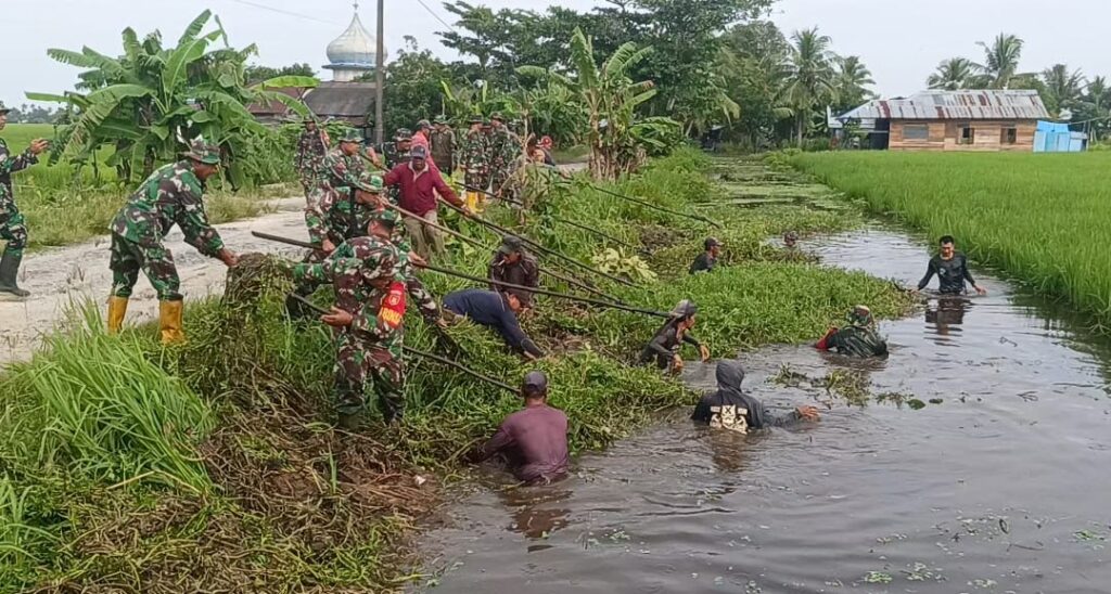 Karbak TNI Kerahkan Warga Bersihkan Sungai, Cegah Banjir dan Wabah Penyakit