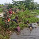 Karbak TNI Kerahkan Warga Bersihkan Sungai, Cegah Banjir dan Wabah Penyakit