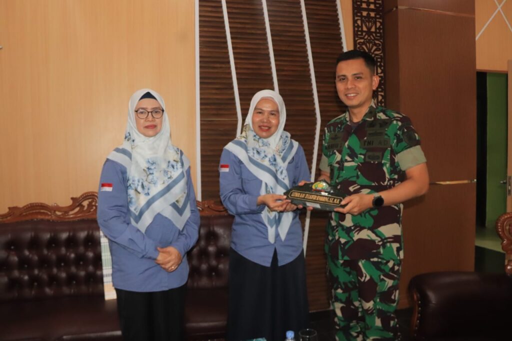 Dandim 1006/Banjar Terima Cenderamata dari Ketua Pengadilan Agama Martapura