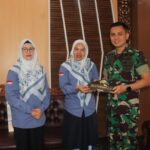 Dandim 1006/Banjar Terima Cenderamata dari Ketua Pengadilan Agama Martapura