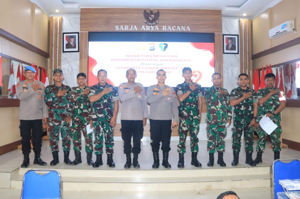 PARTISIPASI TNI DALAM DONOR DARAH HUT BHAYANGKARI KE-79 POLRES BANJAR