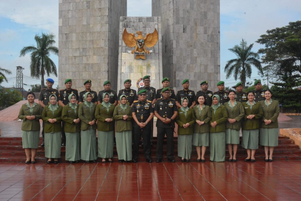 Ziarah Rombongan Dandim 1006/Banjar Tabur Bunga Makam Pahlawan Peringati HUT Ke-67 Kodam VI/Mulawarman