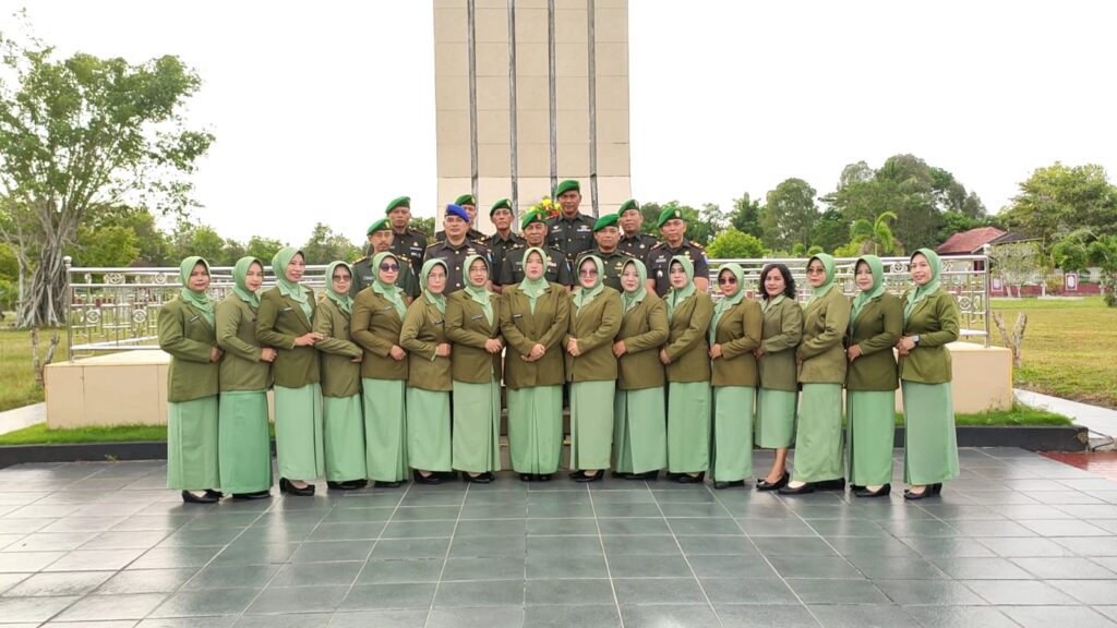 Dalam Rangka HUT Kodam XII/Tpr ke-67 Tahun 2025, Kodim 1015/Sampit Gelar Ziarah Rombongan ke Taman Makam Pahlawan