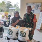 Babinsa Koramil 1015-03/Mentawa Baru Ketapang Lakukan Pendampingan Pembagian Beras Dari Bulog