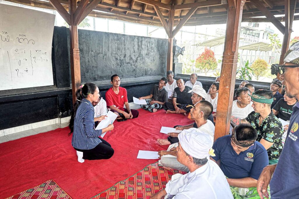 Lestarikan Budaya, Warga Binaan Hindu Lapas Lombok Barat Belajar Aksara Bali