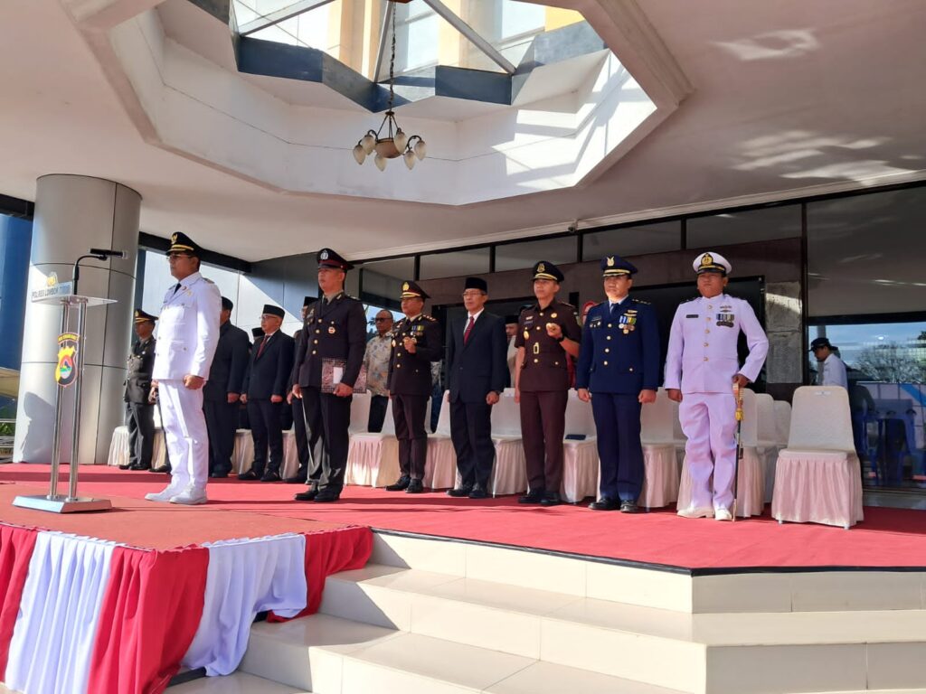 Dandim 1615/Lotim Hadiri Upacara Hari Bhayangkara ke-79 di Halaman Kantor Bupati Lombok Timur