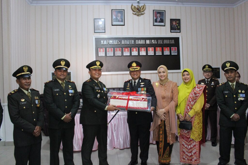 Geruduk Mapolres di Pagi Buta, Kodim Abdya Beri Kejutan HUT Bhayangkara ke-79