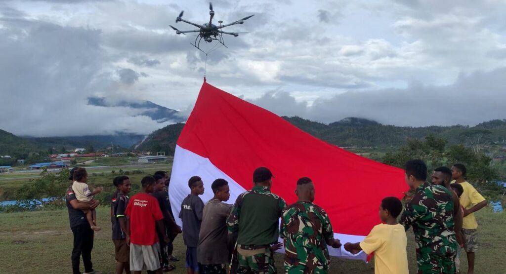 Bendera Merah Putih Berkibar Perkasa di Pegunungan Bintang