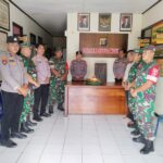 Babinsa Koramil 05/Muara Pahu Serahkan Tumpeng HUT Bhayangkara ke-79 di Polsek Siluq Ngurai