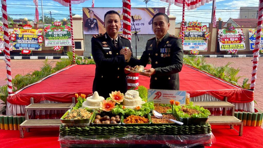 Dandim 0912/Kubar Hadiri Upacara Peringatan HUT Bhayangkara ke-79 di Kutai Barat