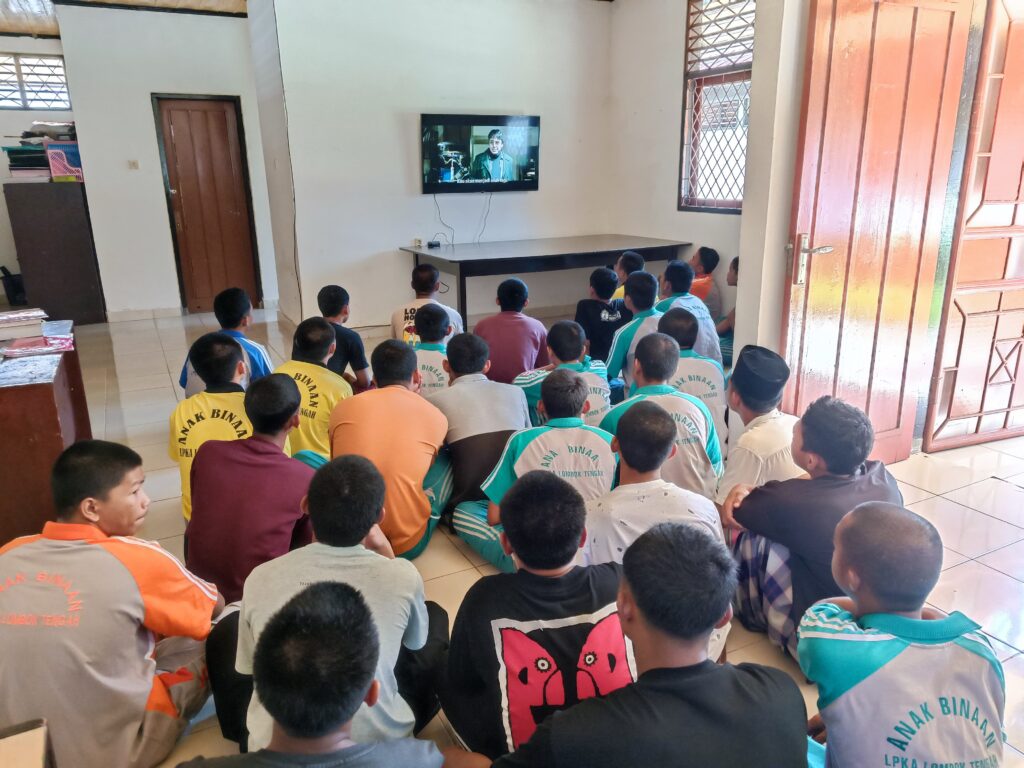 Pemenuhan Hak Rekreasional, Anak Binaan LPKA Loteng Nonton Bareng.