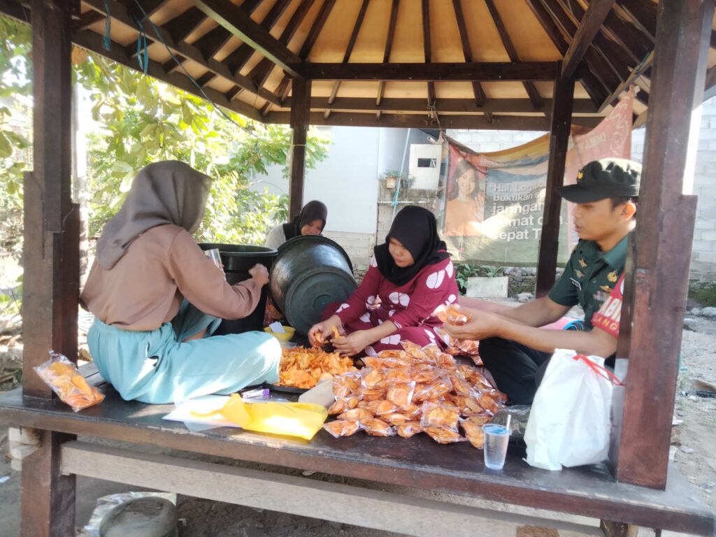 Dorong Ekonomi Lokal, Babinsa Dampingi Usaha Kripik Singkong