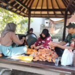 Dorong Ekonomi Lokal, Babinsa Dampingi Usaha Kripik Singkong