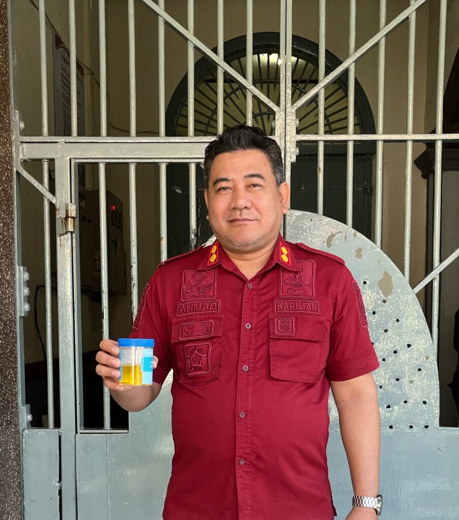 Lapas Kelas IIB Selong Gelar Tes Urine, Kalapas Turut Ambil Bagian
