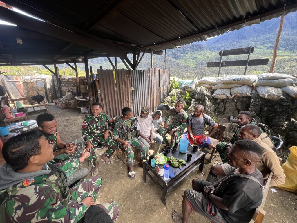 Kami Sahabat yang Baik, Masyarakat Distrik Oksop bahagia berkunjung ke Pos TNI