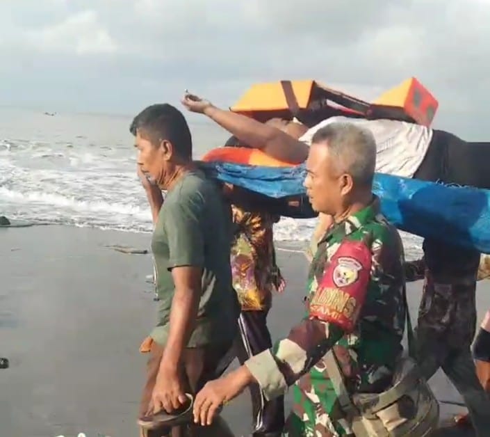 Sinergi TNI – Polri dan Tim SAR, Kodim 1617/Jembrana kerahkan 80 Prajurit Bantu Evakusi Korban Tenggelamnya KMP TPJ di Selat Bali