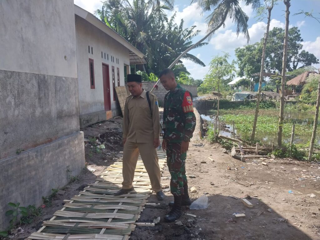 Sinergi Babinsa dan Pemdes Kawal Proyek Plat Beton