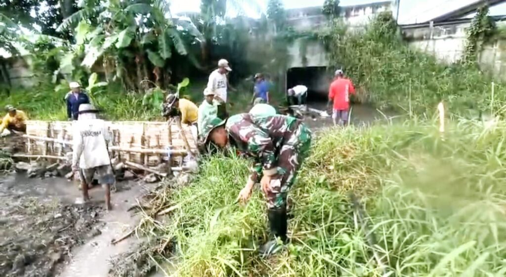 Babinsa dan Warga Kalisat Gotong Royong Perbaiki Sungai