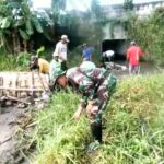 Babinsa dan Warga Kalisat Gotong Royong Perbaiki Sungai