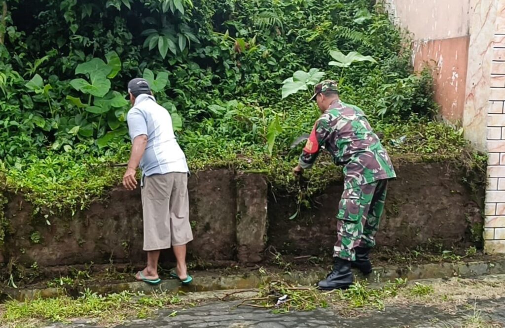 Babinsa Tambakan Bersama Warga Dusun Tekik Gelar Minggu Bersih, Wujudkan Lingkungan Sehat Dan Nyaman