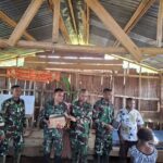 TNI Hadir, Ibadah Kembali Hidup di Denom: Satgas Yonif 751/VJS Gelar Ibadah Bersama dan Bagikan Alkitab